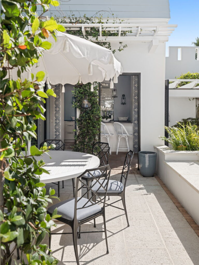 TERRACE & OUTDOOR BAR