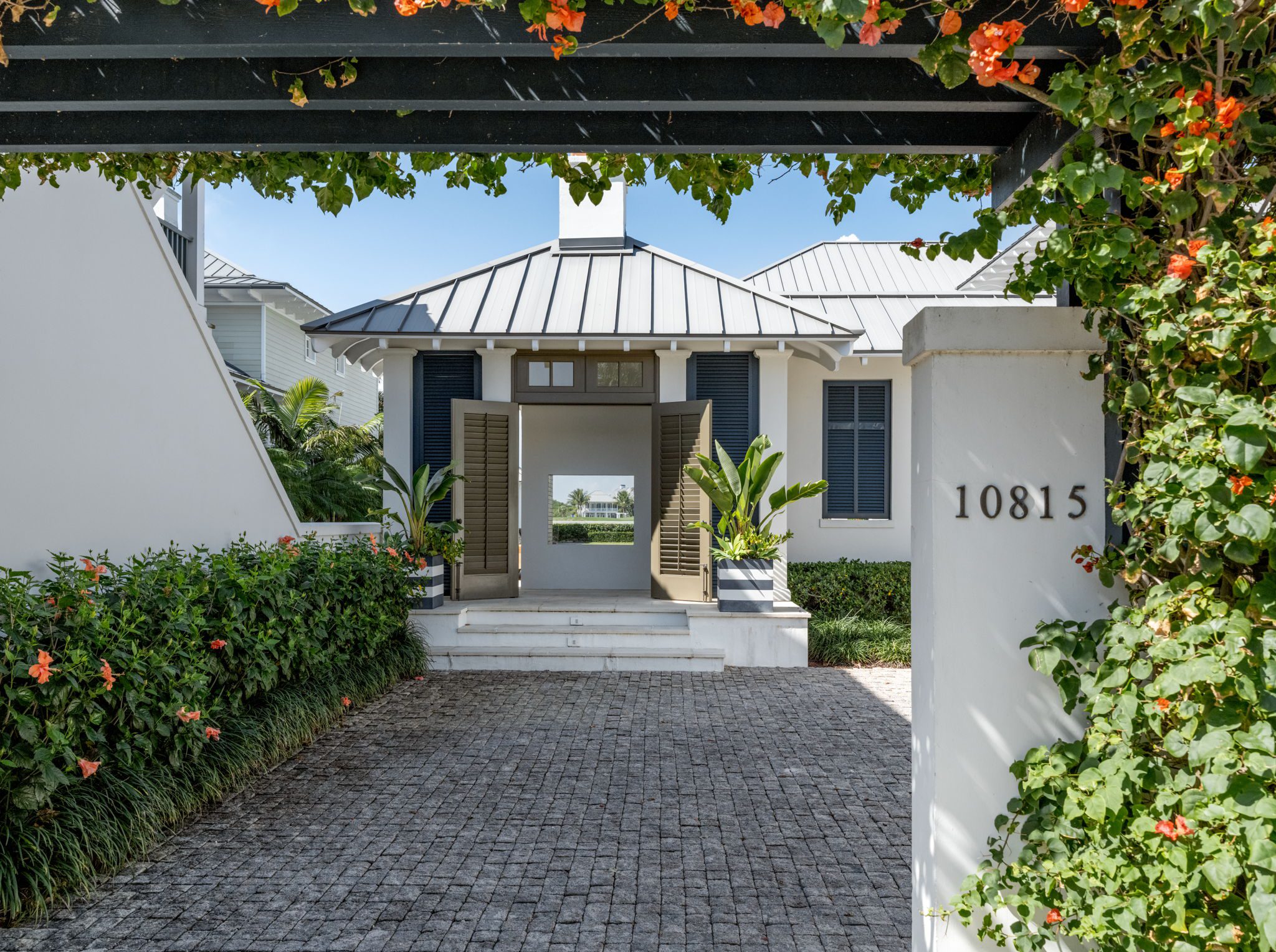 AUTO COURT & ENTRY LOGGIA