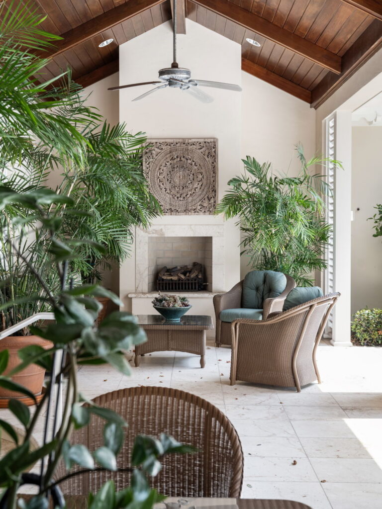 ENTRY LOGGIA